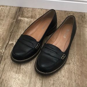 Flat woman shoes